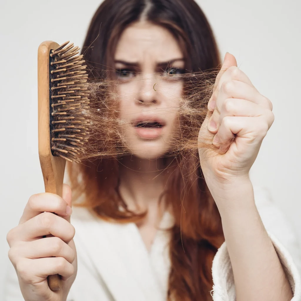 أسباب تساقط الشعر عند النساء وطرق علاجه: