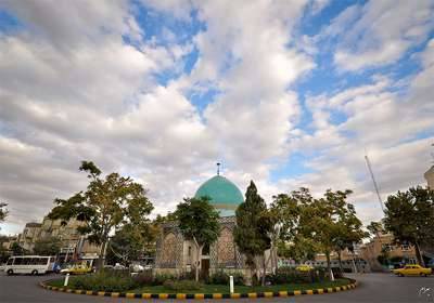 القبة الخضراء في مشهد مقدس