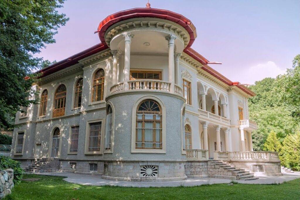 قصر الشاة أو قصر سعد آباد