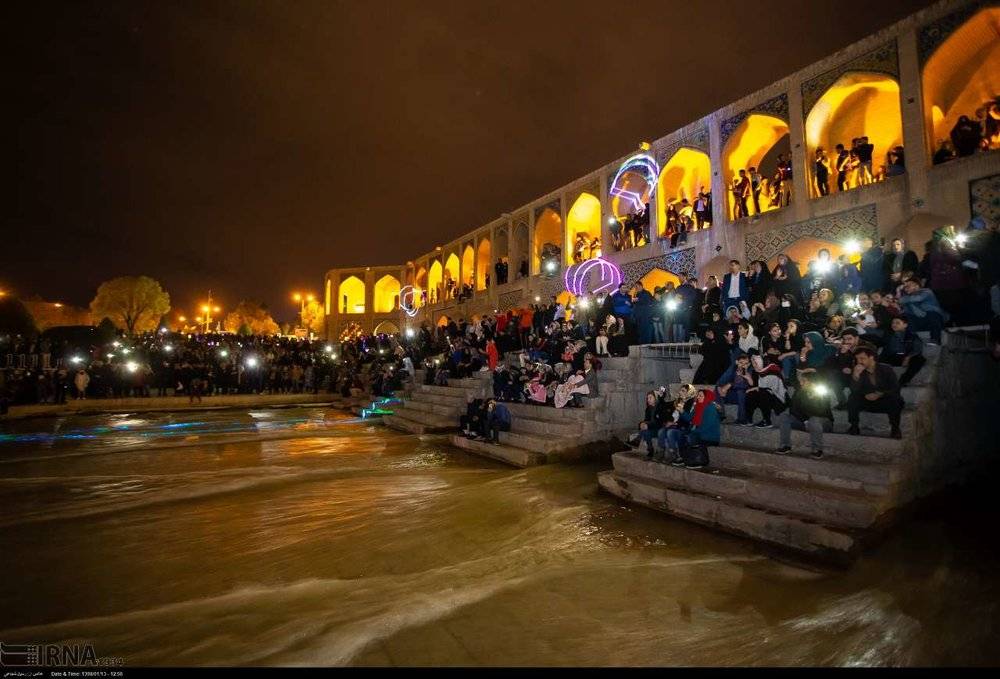 سی وسه پل [ثلاثة وثلاثون جسرا] في اصفهان