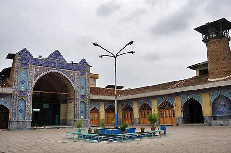المسجد الجامع كأحد مسجد الجامع الكبير المعالم التاريخية والدينية. يعد النصب التاريخي لهذا المسجد الجميل ، الذي يعود تاريخ بنائه إلى العصر السلجوقي
