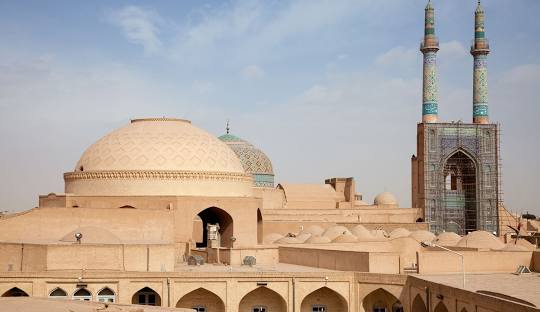 منظر لمدينة يزد في إيران يظهر طابعها التاريخي والمعماري الفريد بمآذنها وقبابها الطينية التقليدية
